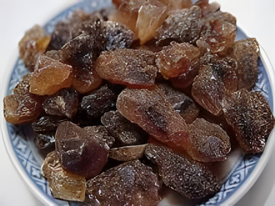 Brown granulated candy sugar —